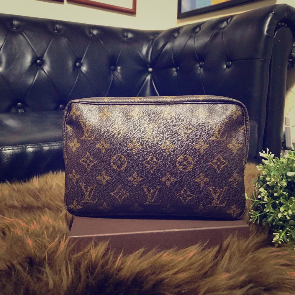 ⛔️SOLD⛔️Authentic Louis vuitton Trousse 23